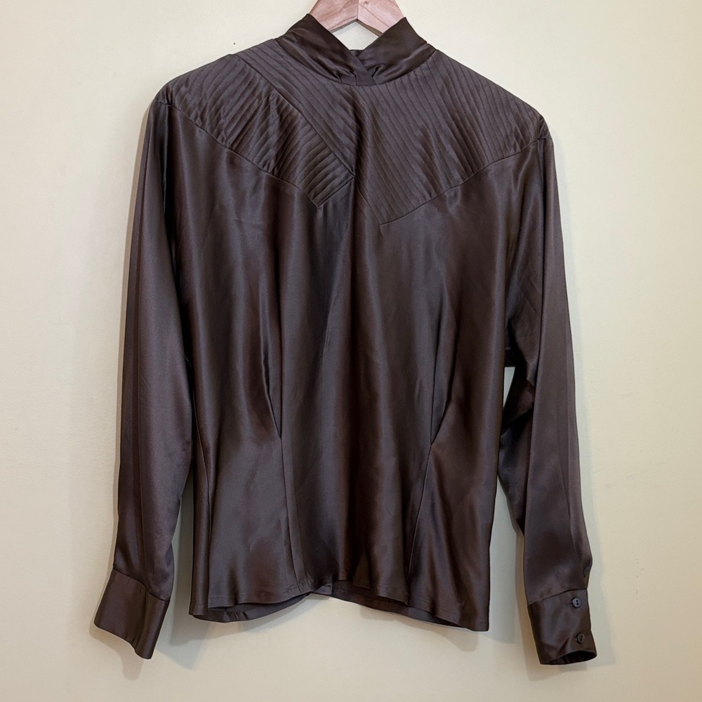 Joanie Char | 100% Silk Brown Button-Back Pleated Yoke Mock Neck Blouse Top 8 - Picture 3 of 17